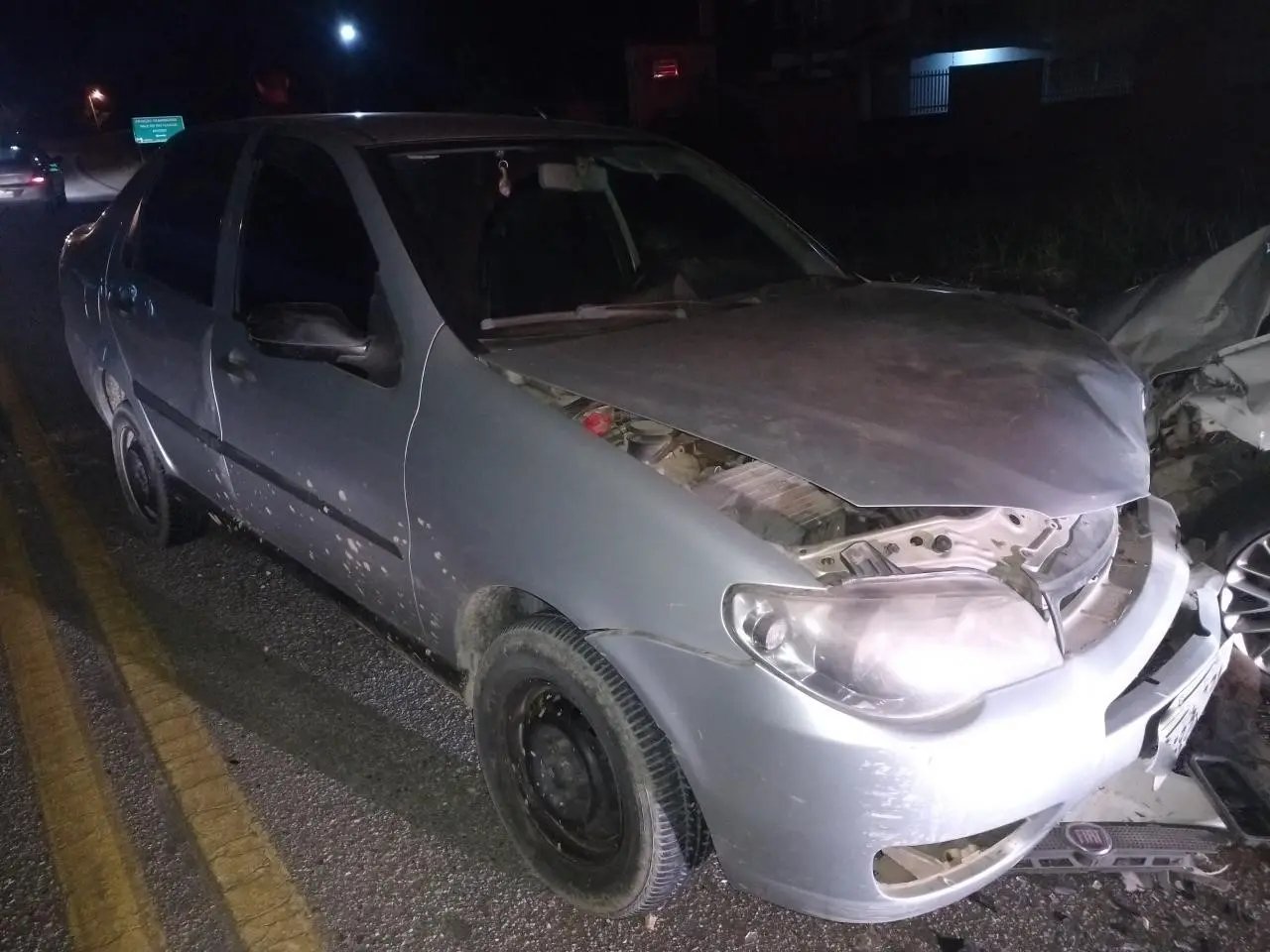 Colis&atilde;o frontal entre carros termina com jovem de 19 anos no hospital