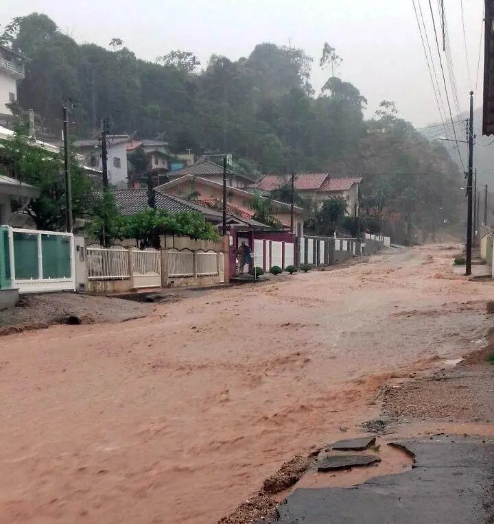 Alagamentos e queda de muro marcam o domingo de chuva em Brusque