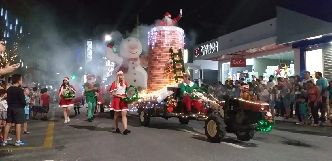 Clima de Natal toma as ruas de Brusque nesta noite de sexta