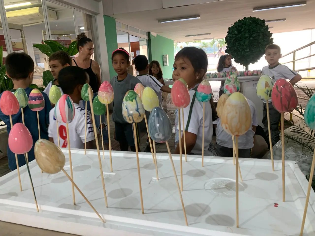 Crian&ccedil;as decoram casquinhas para Osterbaum