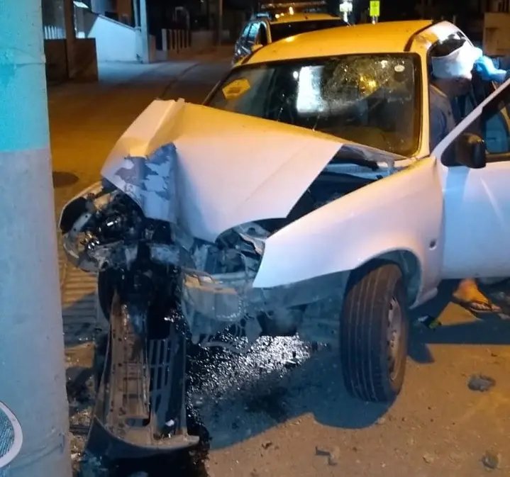 Homem &eacute; levado ao hospital ap&oacute;s carro colidir em poste