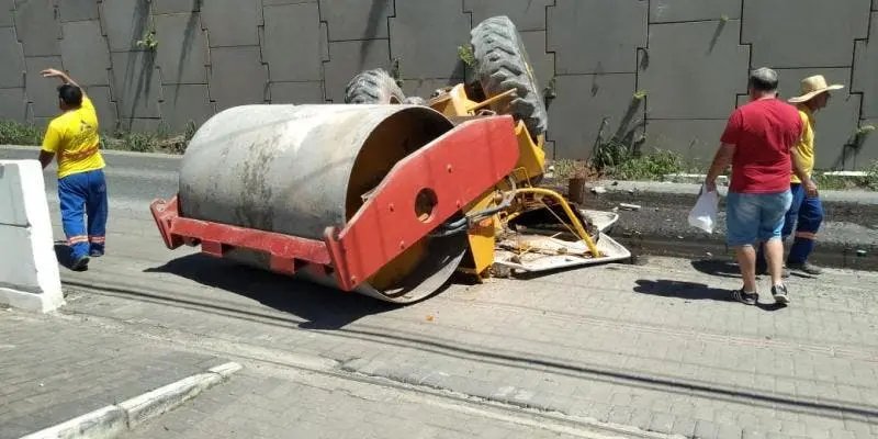 Rolo compressor despenca na rodovia