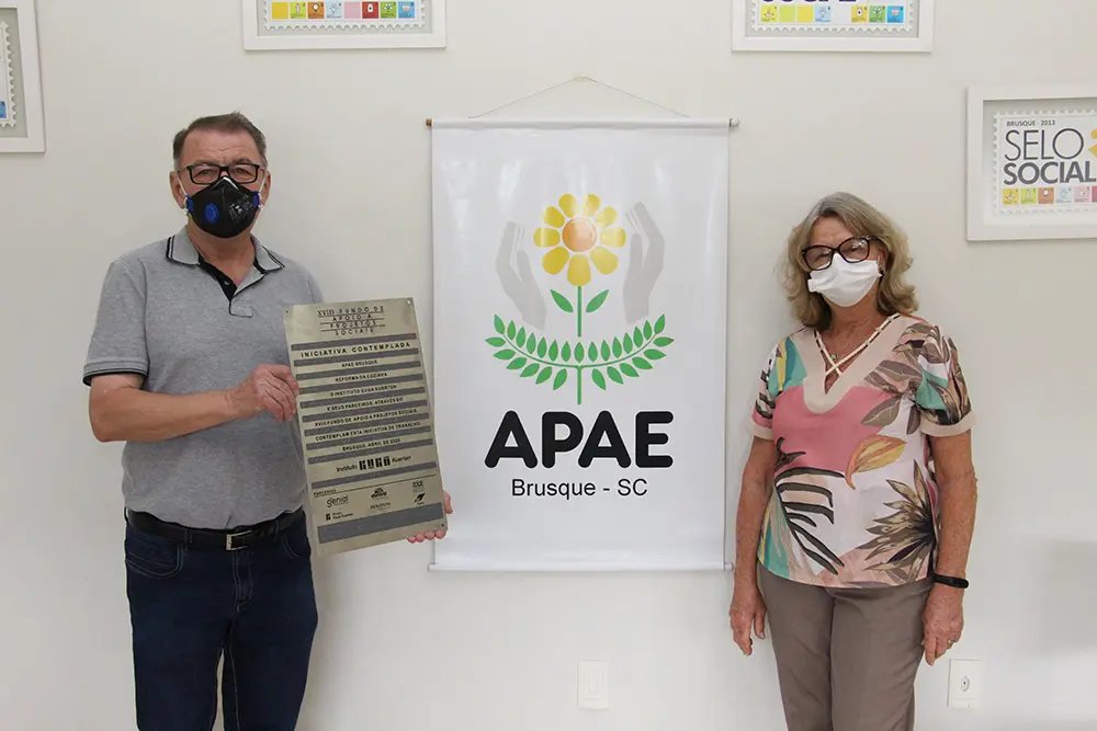 Apae de Brusque recebe visita da presidente do Instituto Guga Kuerten