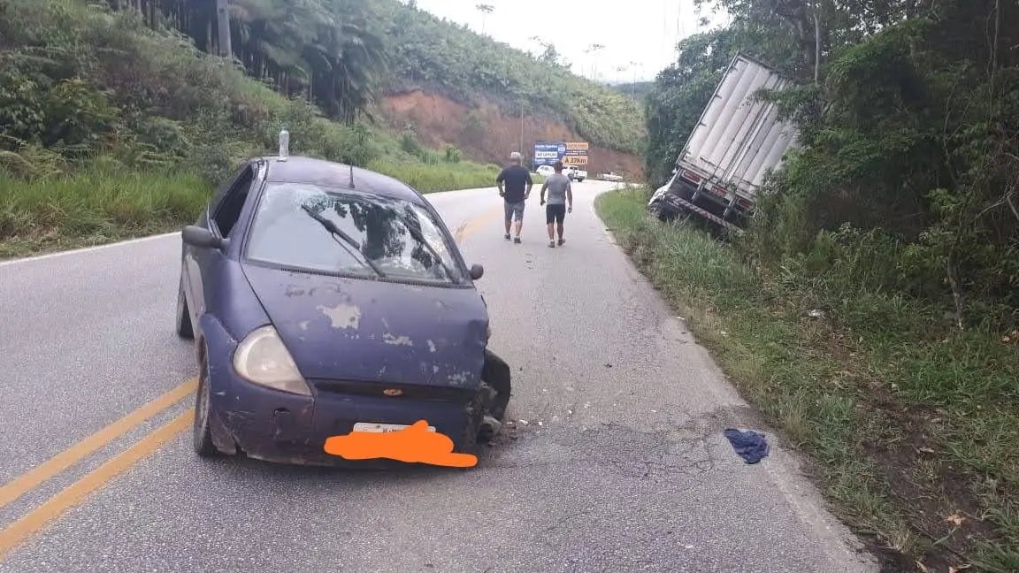 Caminh&atilde;o e carro se chocam no acesso a Nova Trento