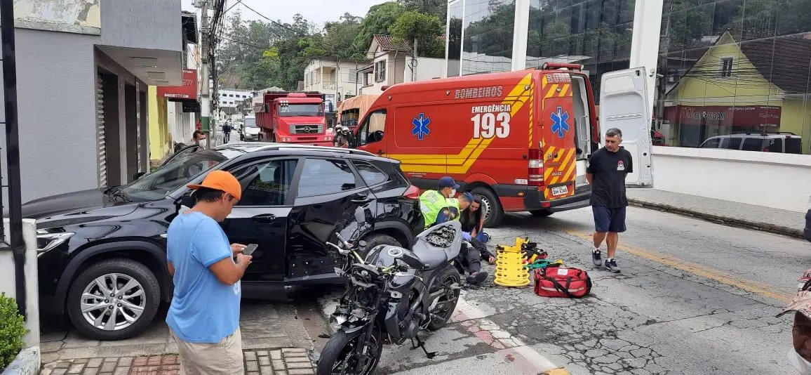 Moto bate contra carro e deixa um ferido na Primeiro de Maio