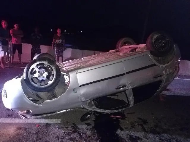 Carro capota na Antonio Heil ao bater contra mureta