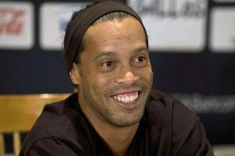 Ronaldinho &eacute; diagnosticado com covid-19