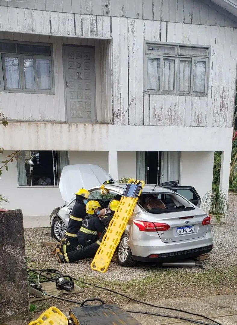 Colis&atilde;o entre dois carros deixa casal de idosos feridos na Jorge Lacerda