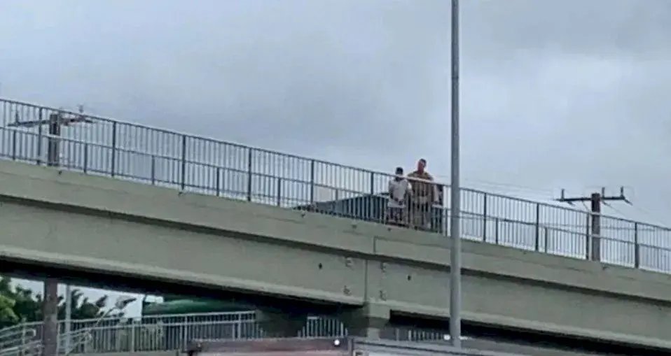 Policial arrisca a vida para salvar homem que amea&ccedil;ava se jogar