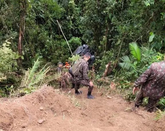 (&Aacute;udio) Com dois &oacute;bitos, acidente com caminh&atilde;o militar mobilizou mais de 150 pessoas