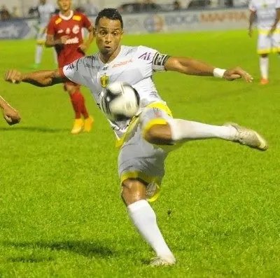 Assis puxa lista de três atletas com pré-contrato assinado
