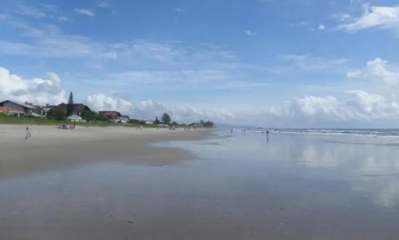 Menor de 17 anos desaparece no mar em Itapo&aacute;