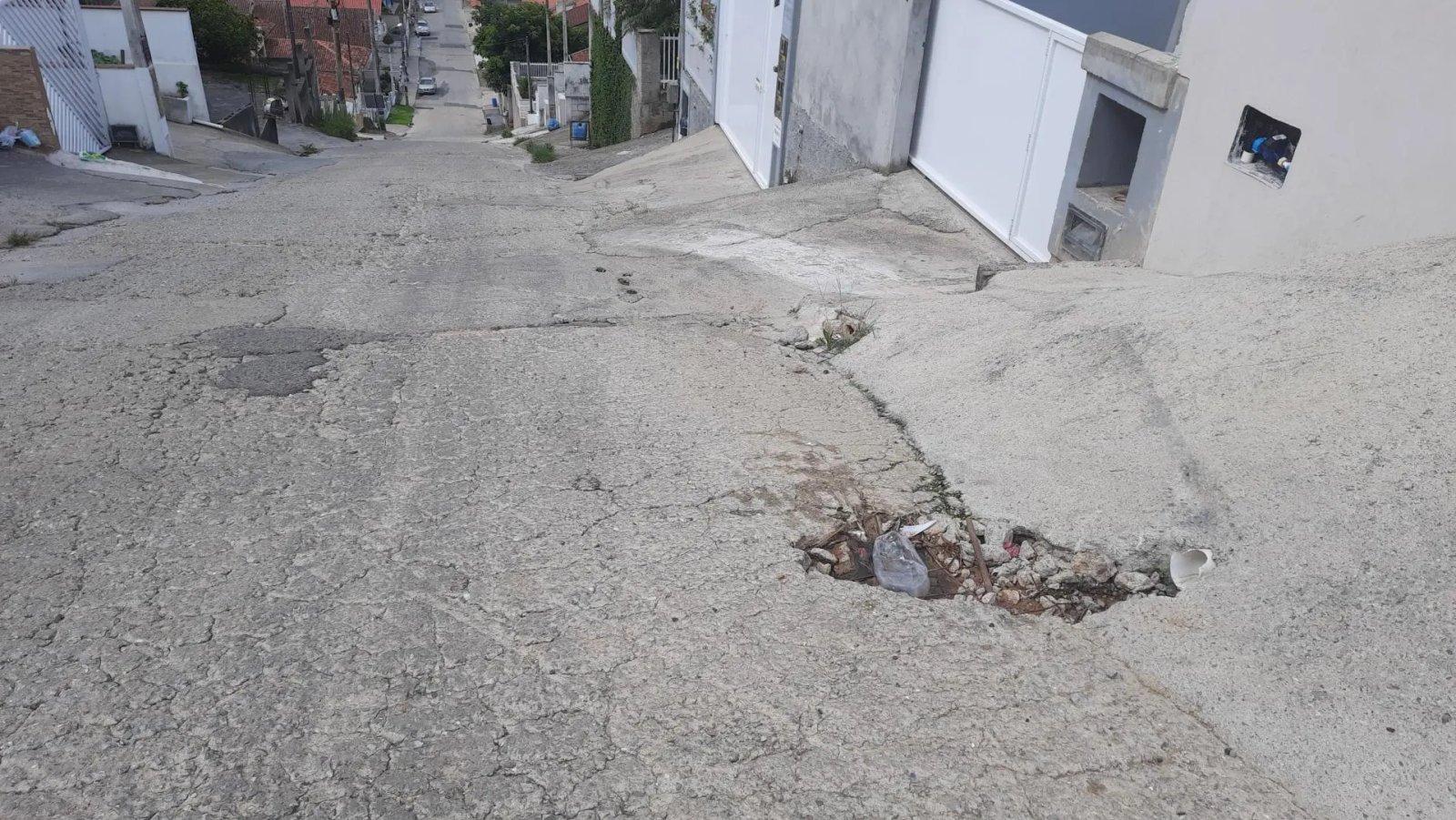(V&iacute;deo) Moradores do Po&ccedil;o Fundo buscam solu&ccedil;&atilde;o para esgoto exposto em via p&uacute;blica