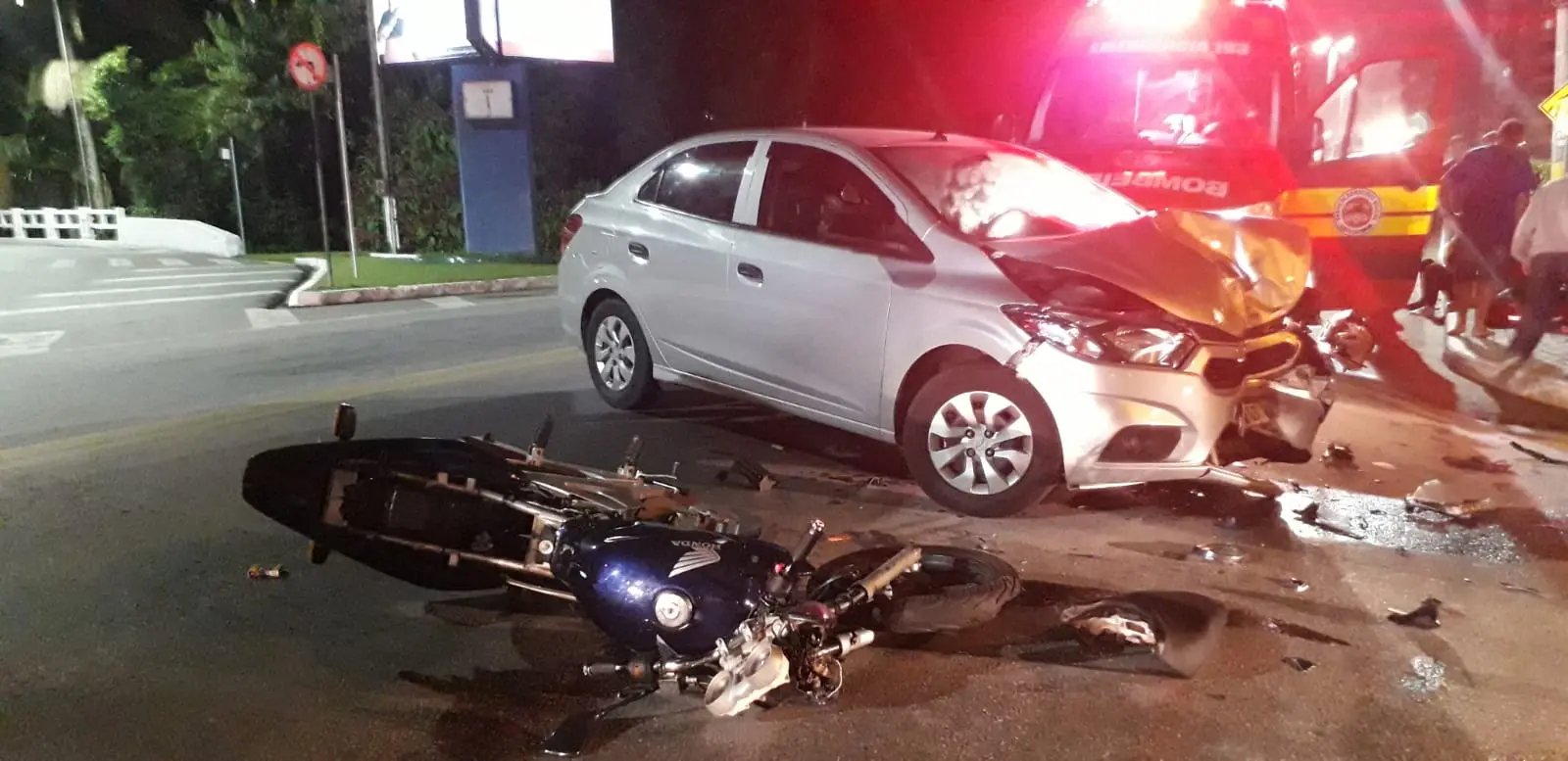 Colis&atilde;o entre carro e moto deixa dois feridos, em Gaspar