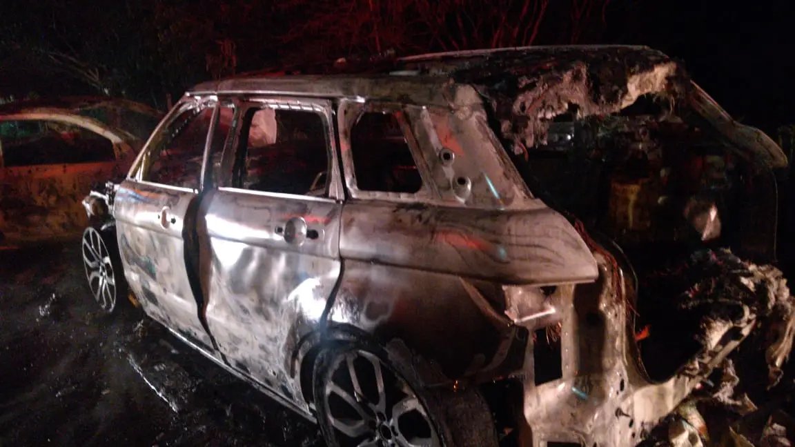 Colis&atilde;o frontal deixa ve&iacute;culos destru&iacute;dos