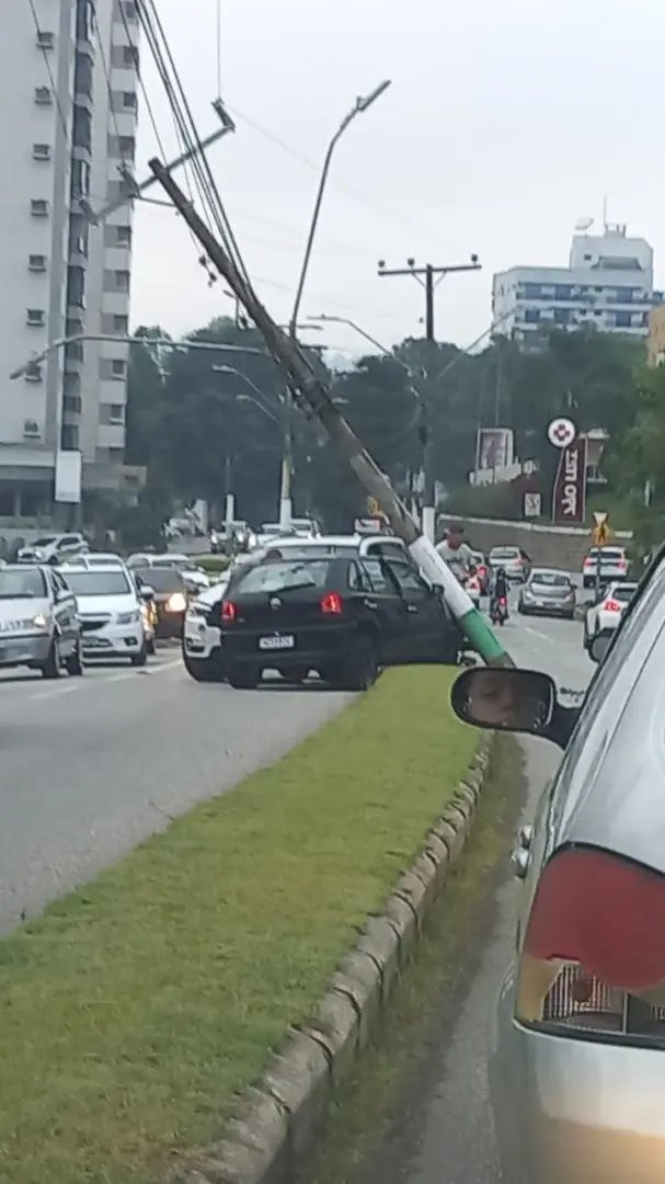 Carro bate em poste no centro de Brusque