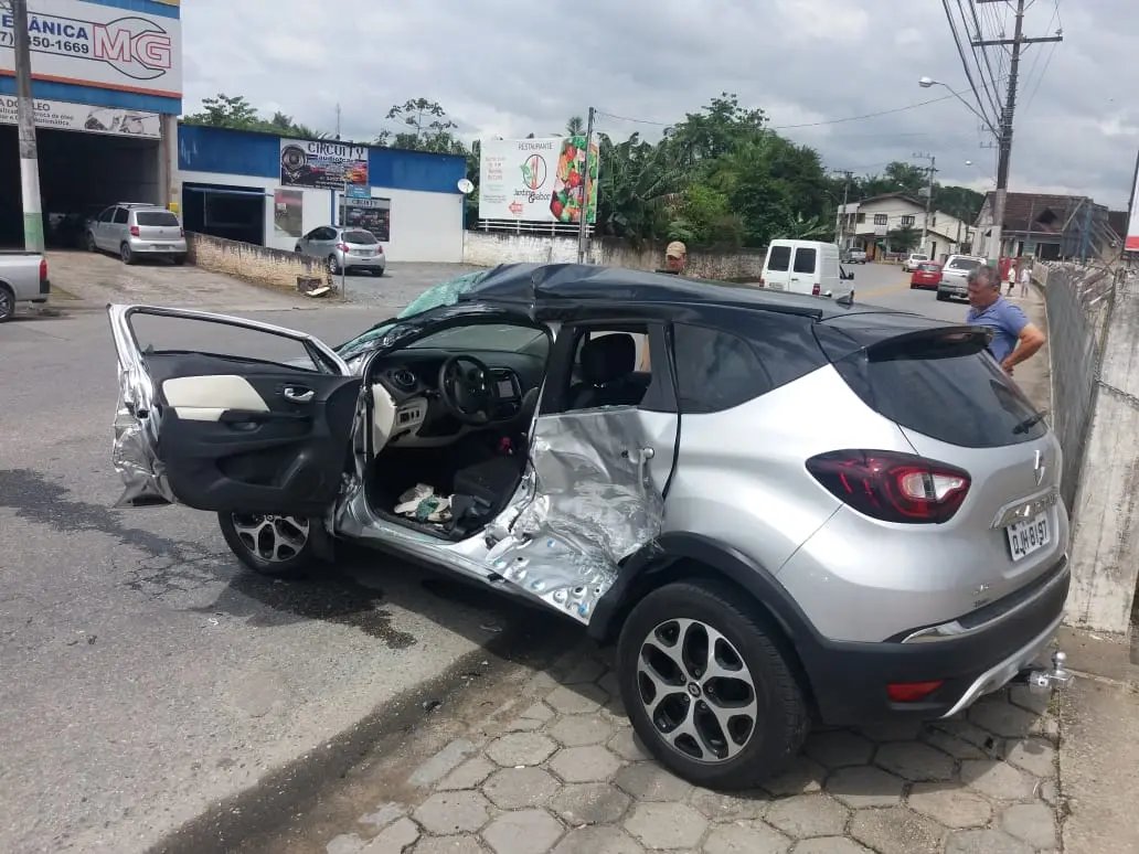 Vítima fica presa nas ferragens