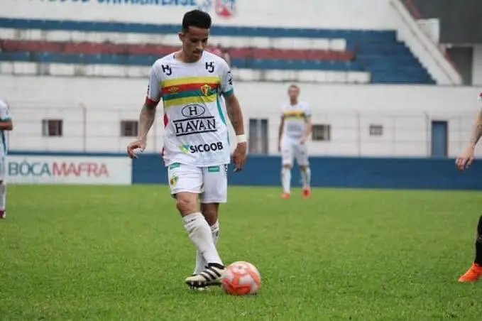 Lateral do Brusque volta a sentir les&atilde;o e &eacute; d&uacute;vida