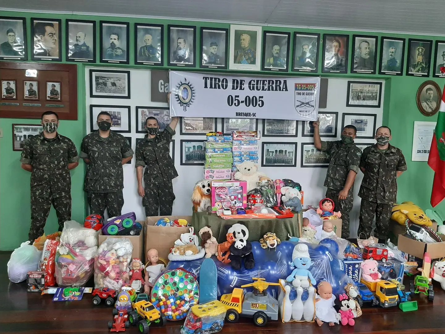 Tiro de Guerra faz doa&ccedil;&atilde;o de brinquedos arrecadados em a&ccedil;&atilde;o