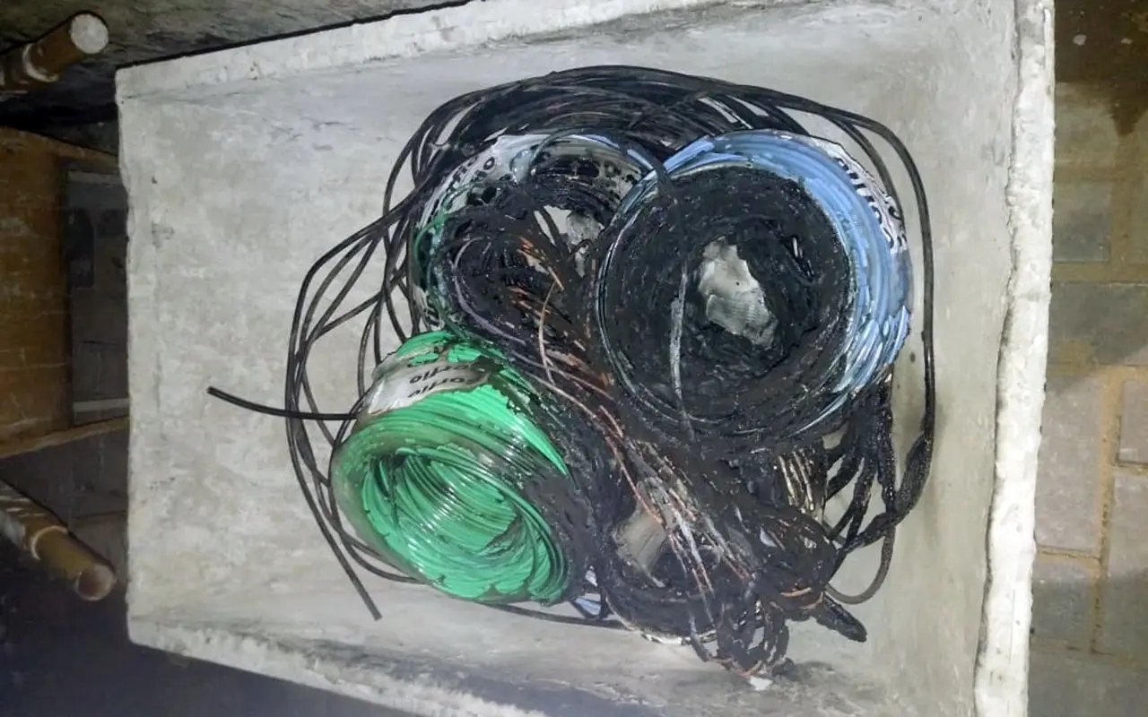 Eletricista é preso após queimar 400 metros de fio de escola 