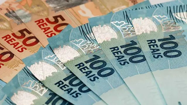 Encontrado em veículo R$ 1.000 em notas falsas