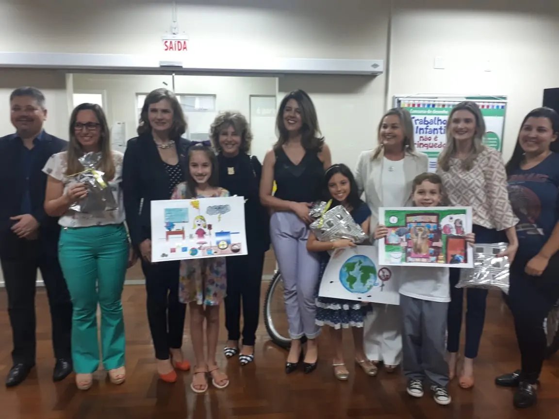 Premiados alunos de desenhos que combatem trabalho infantil