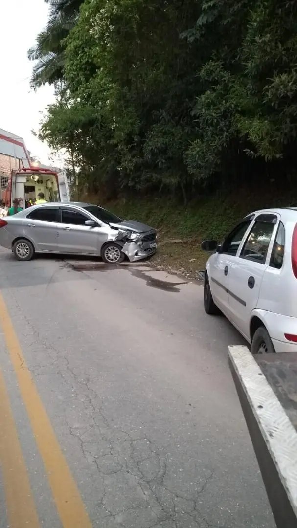 Carros se chocam no bairro S&atilde;o Pedro e uma mulher fica ferida