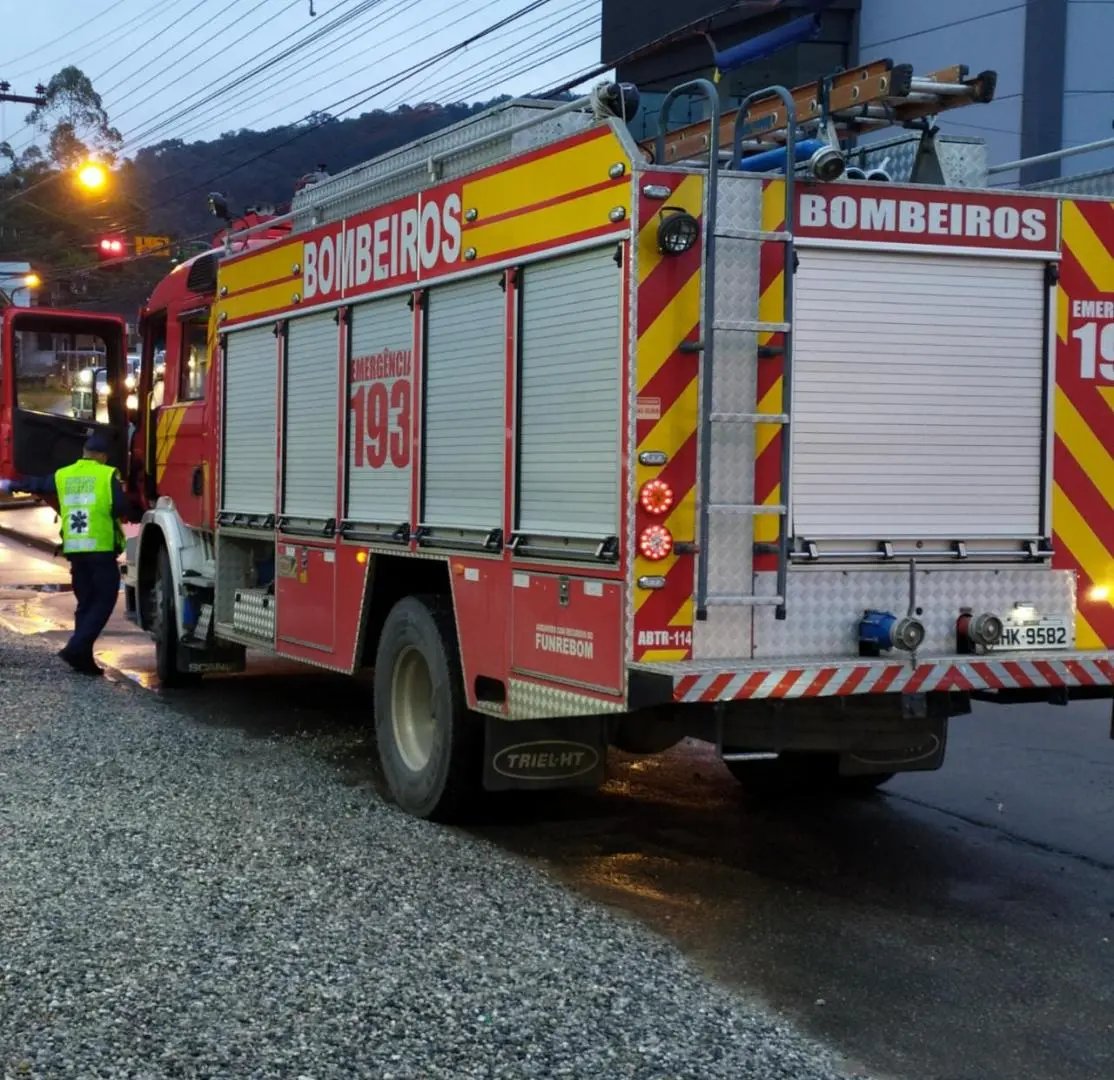 Acidente entre carro e moto deixa mais um ferido nas ruas de Brusque