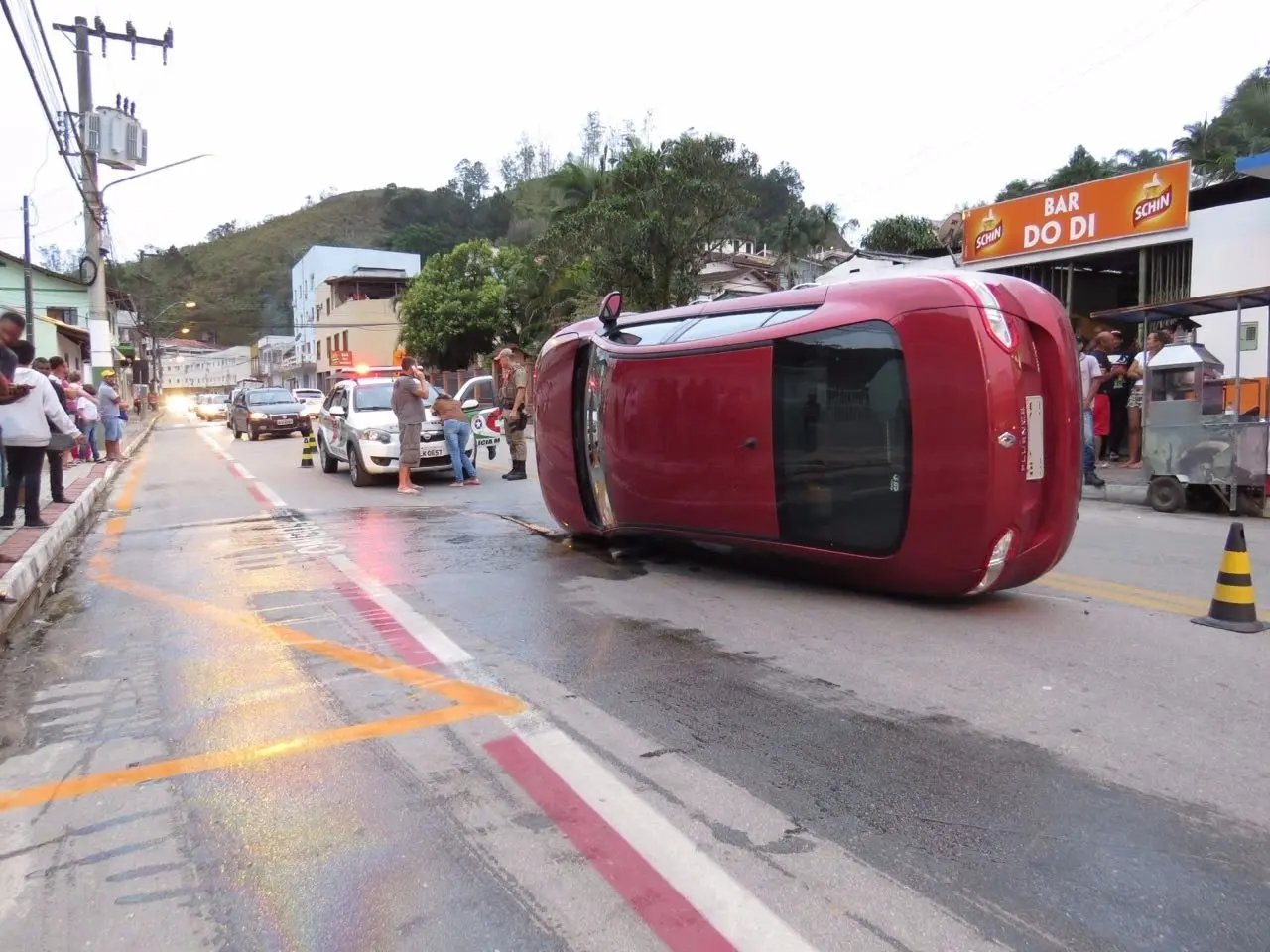 Capotamento no Azambuja envolve dois veículos