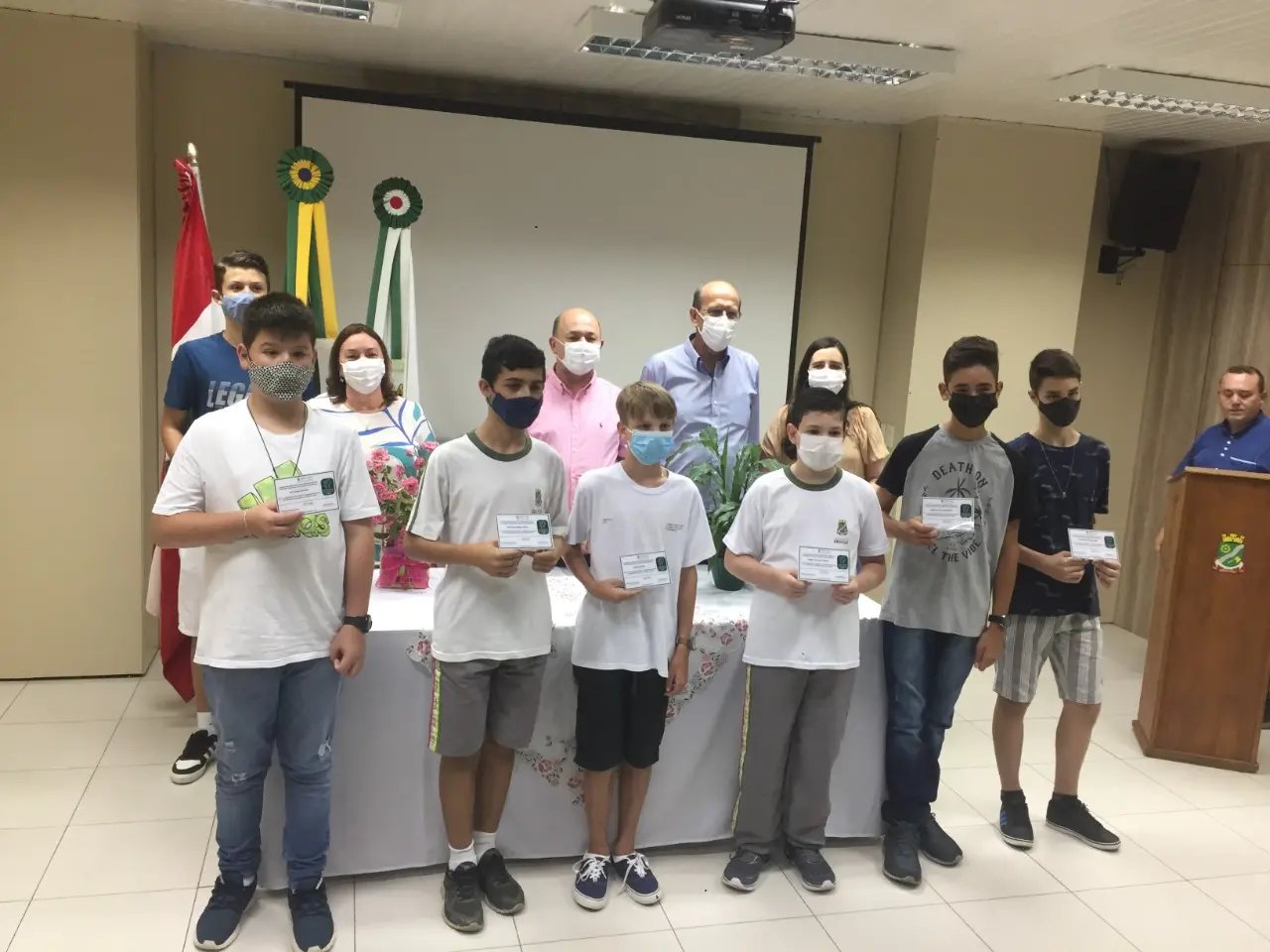 (V&iacute;deo) Ganhadores da OBMEP s&atilde;o homenageados na prefeitura