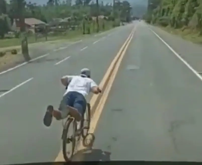 (V&iacute;deo) Ciclista &eacute; flagrado deitado sobre bicicleta em movimento em rodovia catarinense