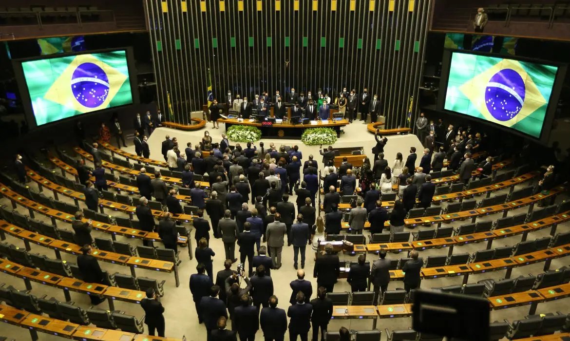 Deputados podem trocar de partido a partir de hoje