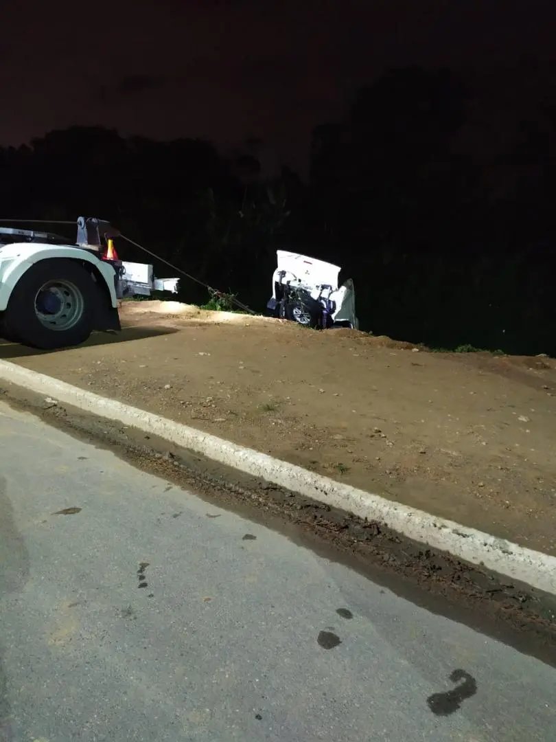 URGENTE: Ve&iacute;culo cai no Rio Itaja&iacute; Mirim e motorista vem a &oacute;bito 