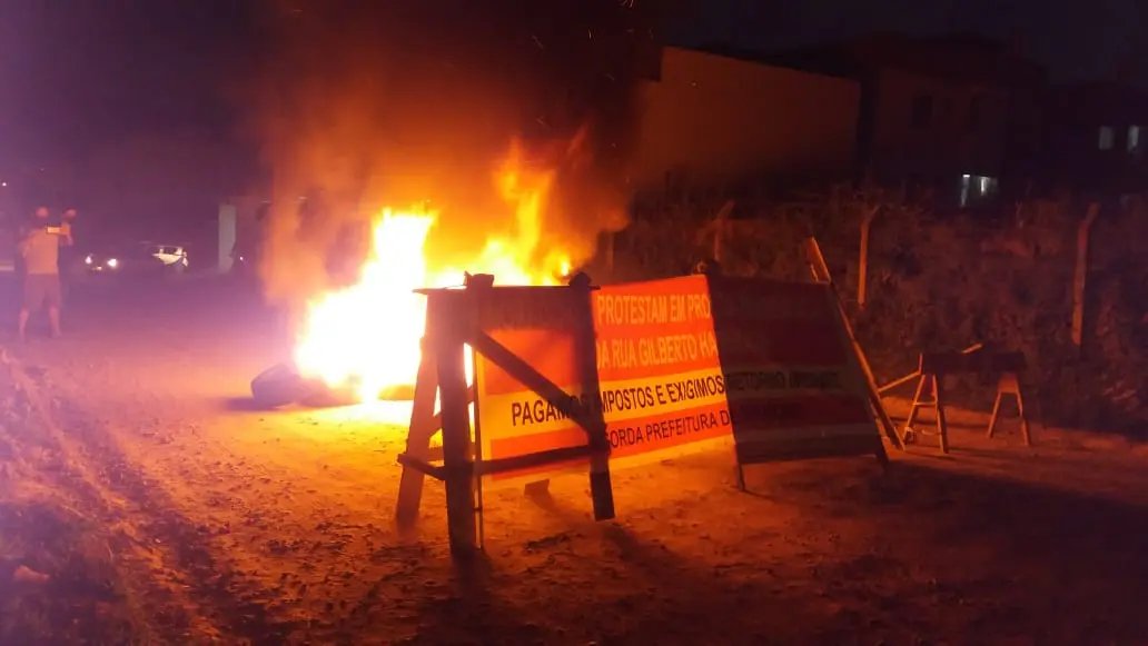 Brusquenses protestam no bairro Rio Branco 