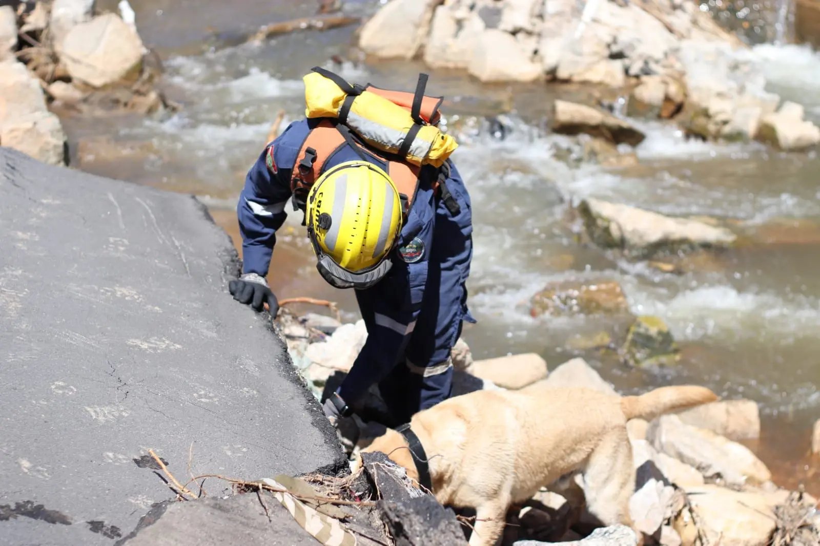 (V&iacute;deo) Bombeiros catarinenses atuam em buscas em rio de Petr&oacute;polis