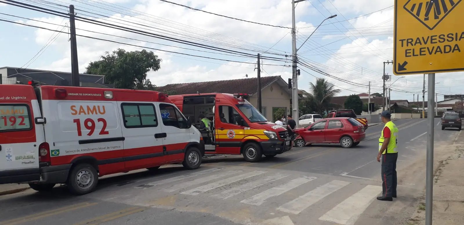 Dois ficam feridos em colis&atilde;o frontal, em Gaspar