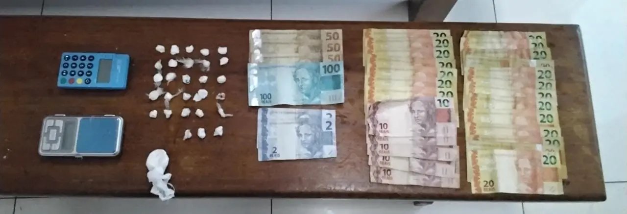Pol&iacute;cia apreende drogas e det&eacute;m mulheres por tr&aacute;fico