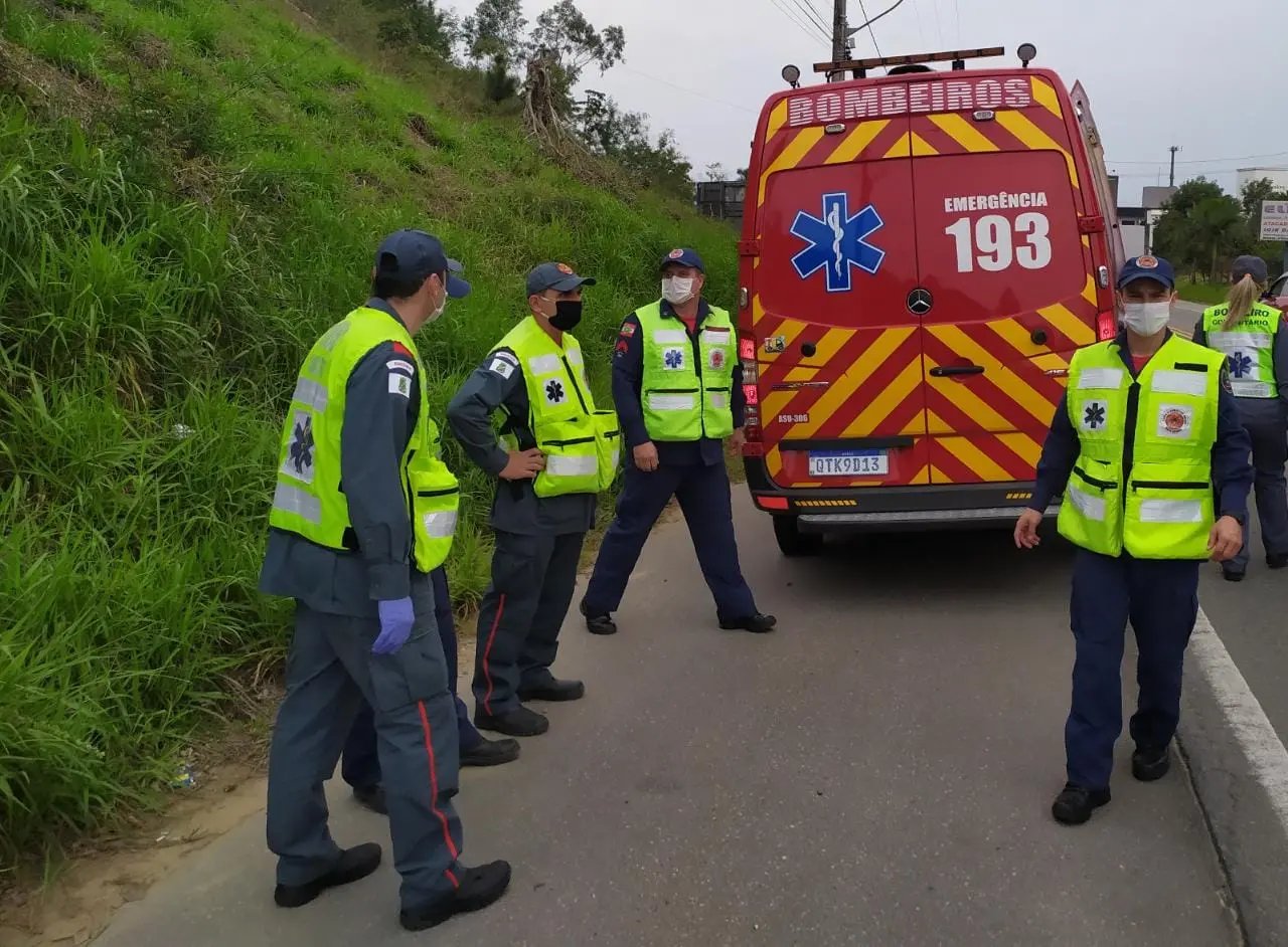 Colis&atilde;o entre carro e moto deixa homem com ferimentos