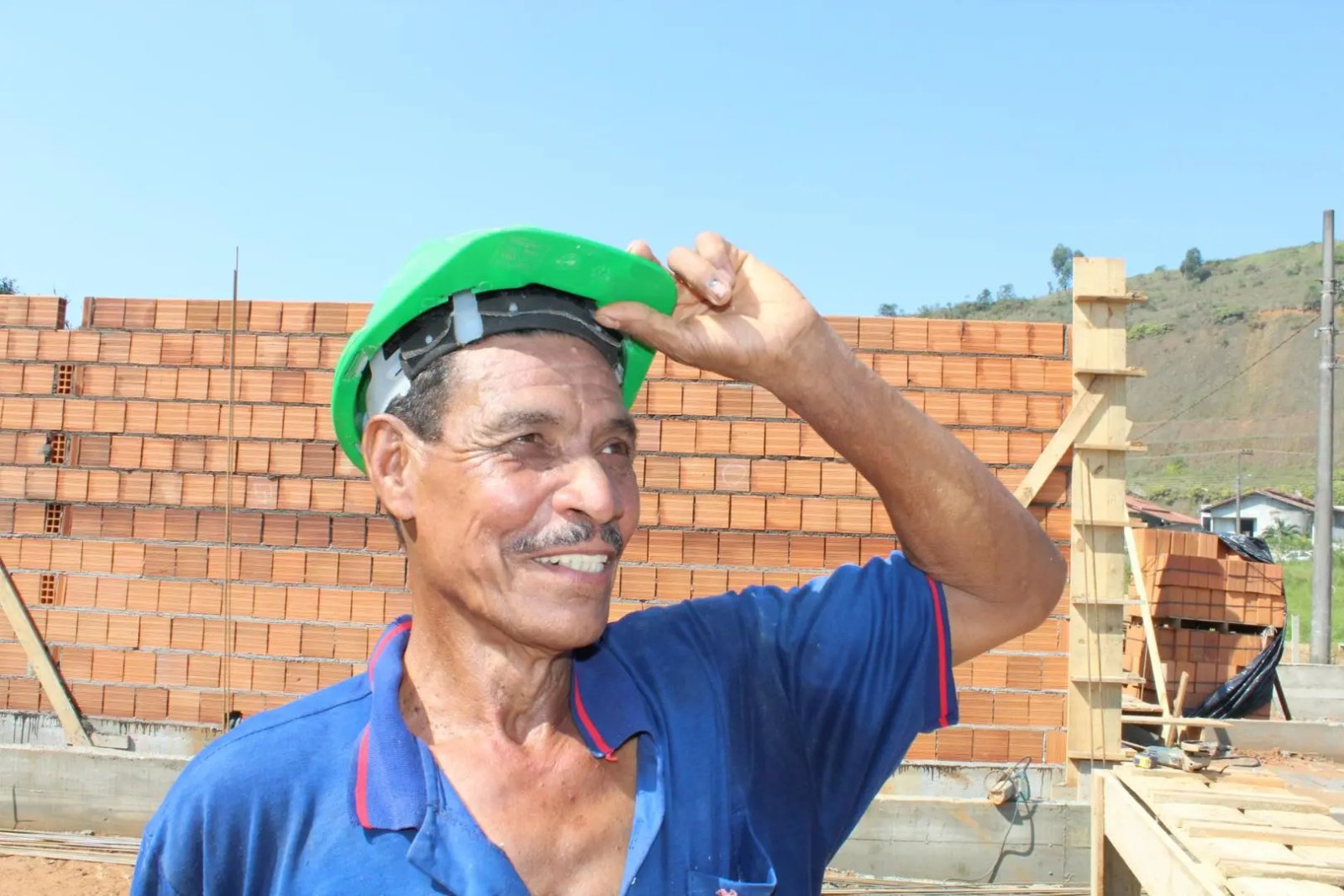 (V&Iacute;DEO) Aos 72 anos, seu Raul trabalha como pedreiro e n&atilde;o pensa em parar