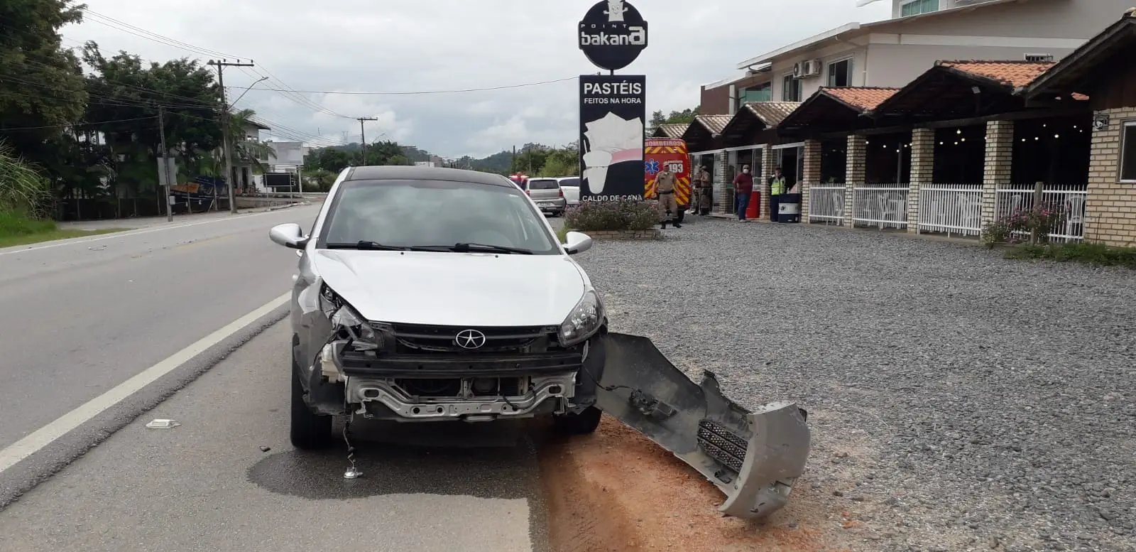 Ve&iacute;culos colidem na rodovia Jorge Lacerda e mulher &eacute; hospitalizada