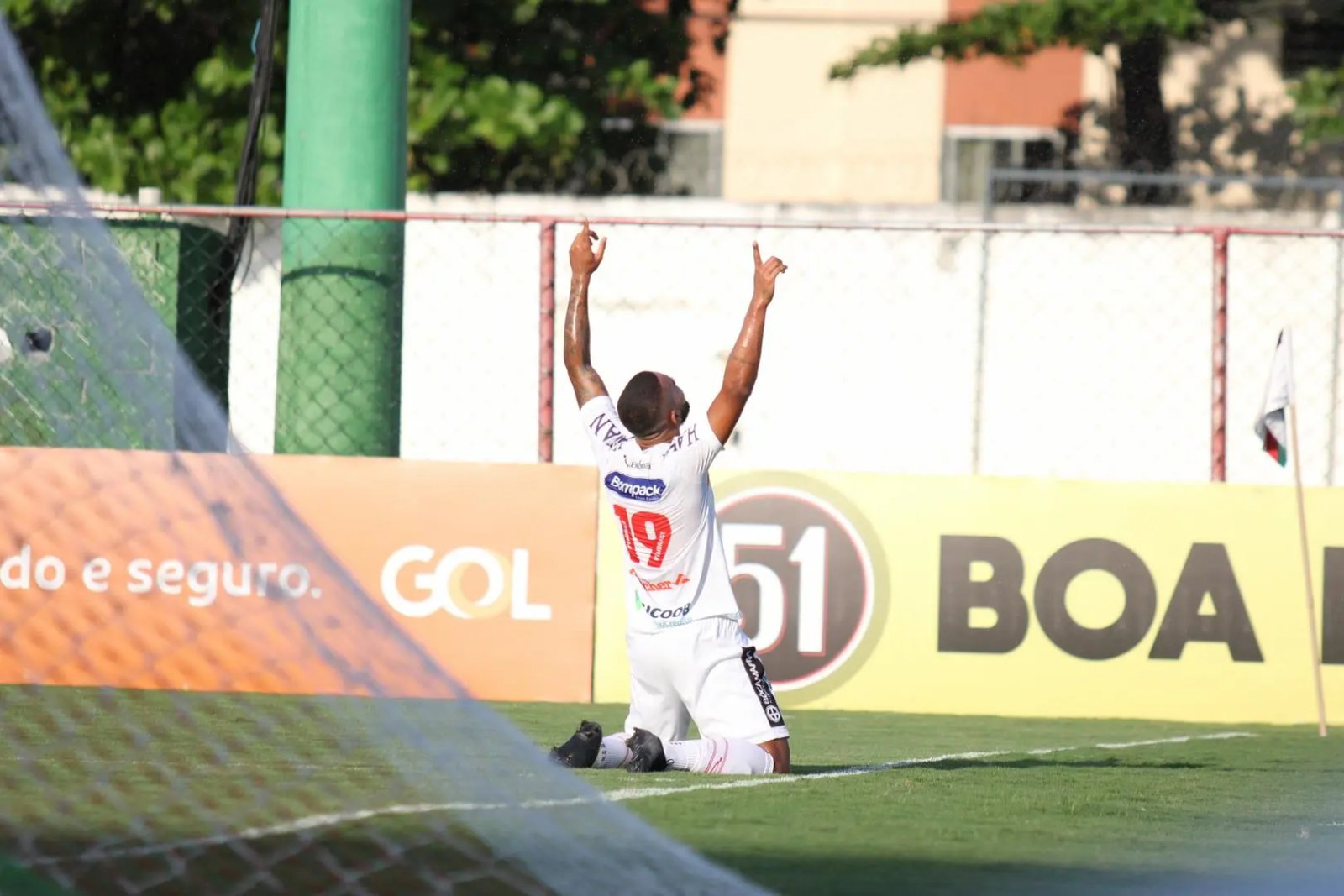 Mesmo com virada emocionante, jogo termina em empate
