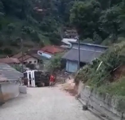 (V&iacute;deo) Caminh&atilde;o tomba em rua do Azambuja