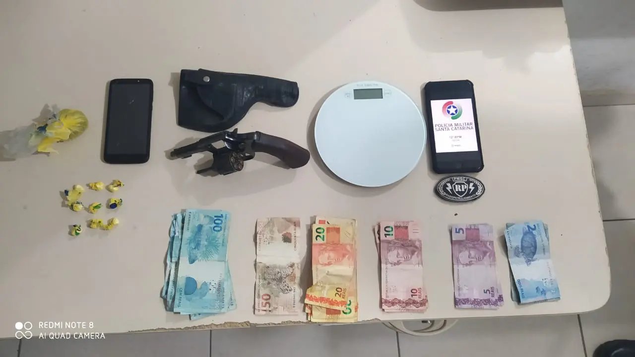Drogas e arma s&atilde;o apreendidos em casa de Tijucas