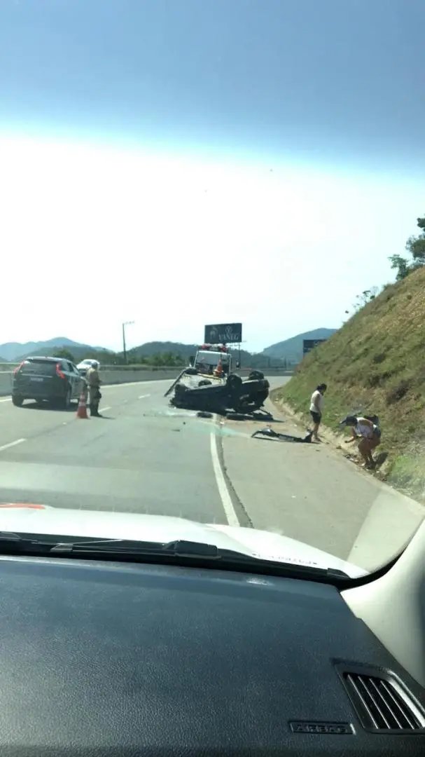 Carro tomba ap&oacute;s acidente em Itaja&iacute;