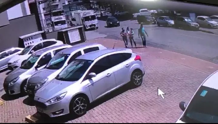 (V&Iacute;DEO) Dupla amea&ccedil;a mulher com crian&ccedil;a e leva R$ 4 mil dela