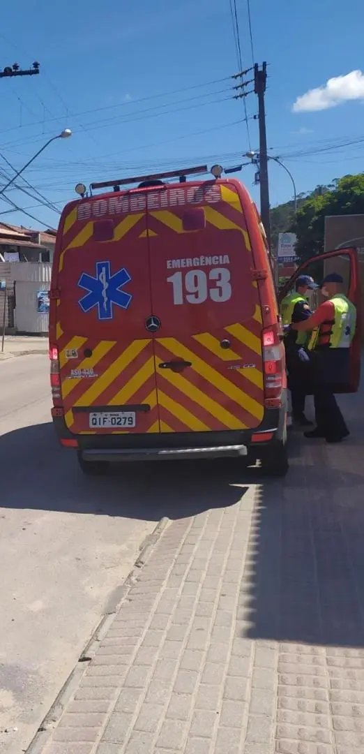 Mais um motociclista vai para hospital ap&oacute;s bater contra carro