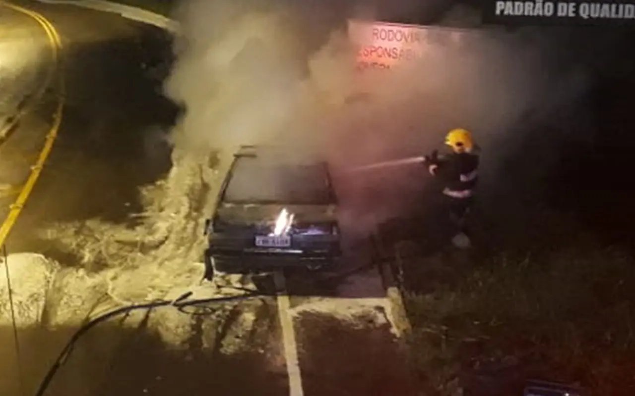 Incêndio destroi veículo Del Rey no bairro Santa Luzia