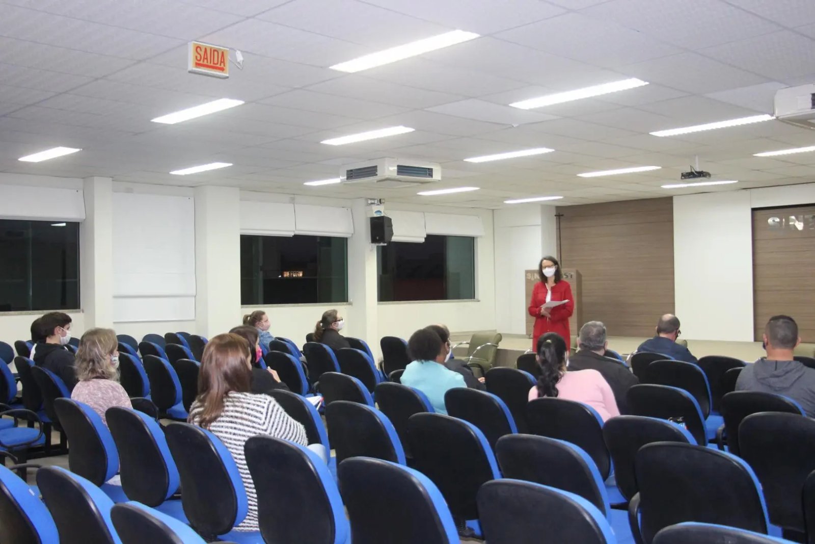 Trabalhadores vestuaristas aprovam proposta de reajuste salarial