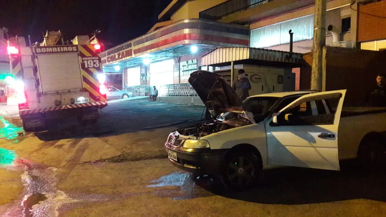 Populares controlam incêndio em veículo no Paquetá