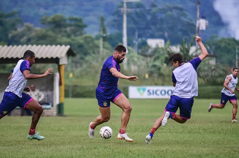 Brusque relaciona 20 atletas para a partida contra o Barra neste domingo 